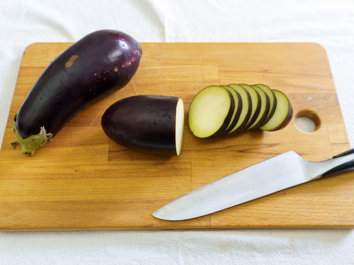 Ugnsbakad aubergine parmigiana - steg 1