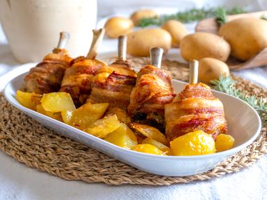 Kycklingen, insvept i krispiga baconskivor, förbli...
