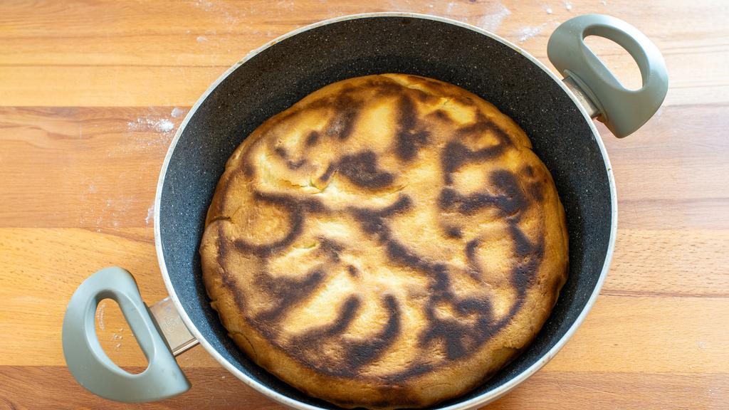 Matpaj i stekpanna med mangold och rökt scamorza