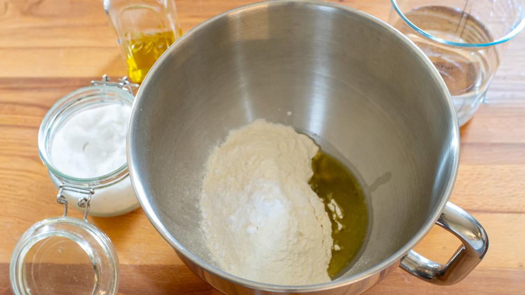 Matpaj i stekpanna med mangold och rökt scamorza
