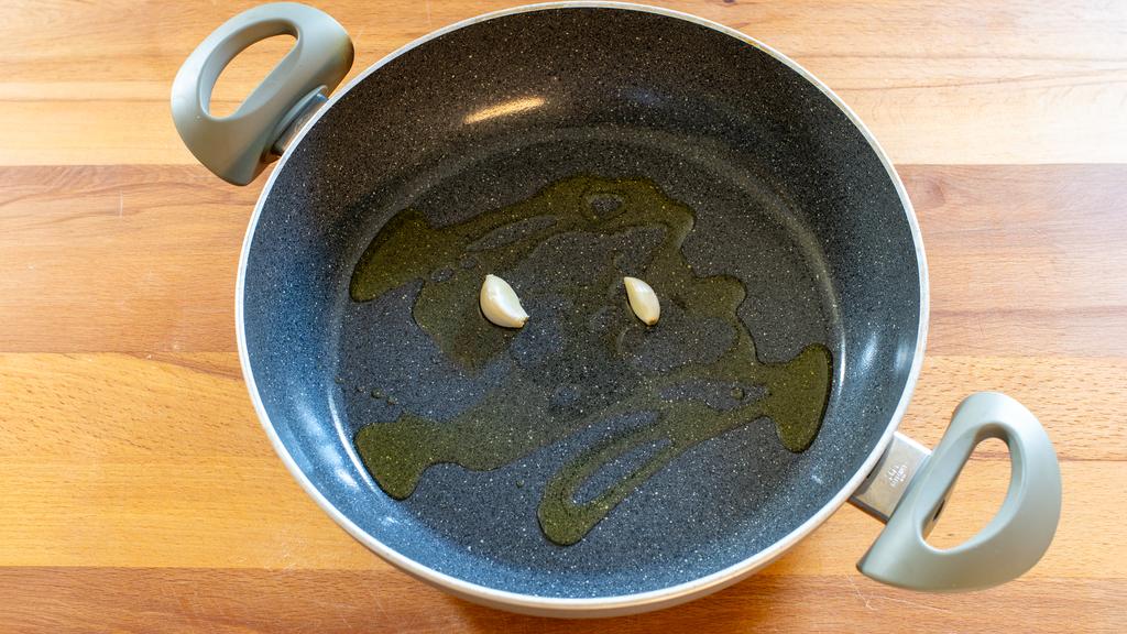 Matpaj i stekpanna med mangold och rökt scamorza
