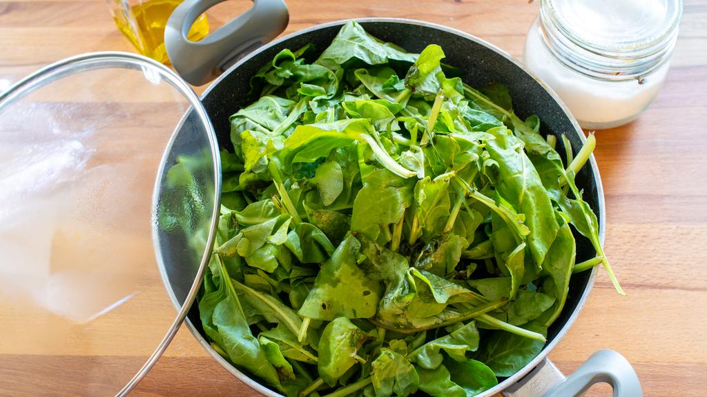 Matpaj i stekpanna med mangold och rökt scamorza