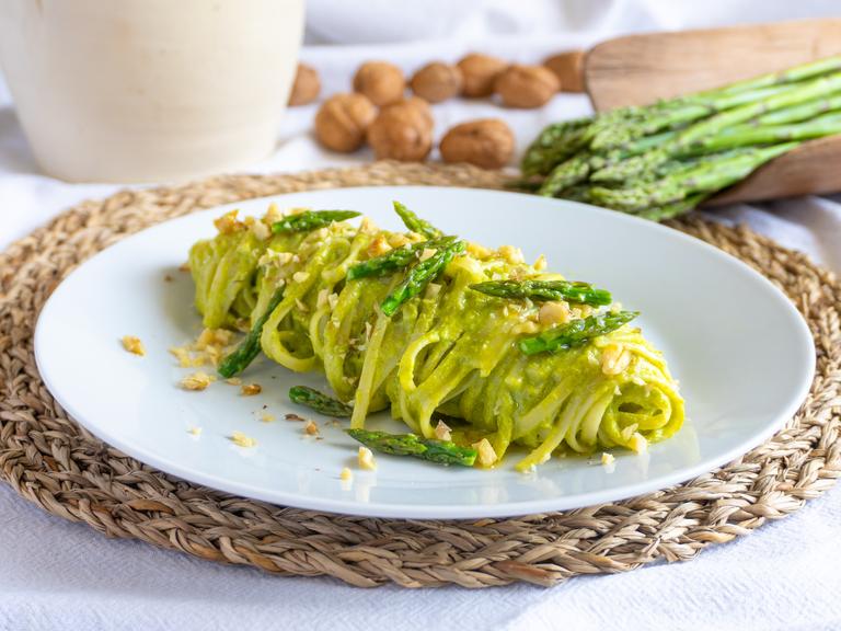 Pasta med spargelkräm och valnötter