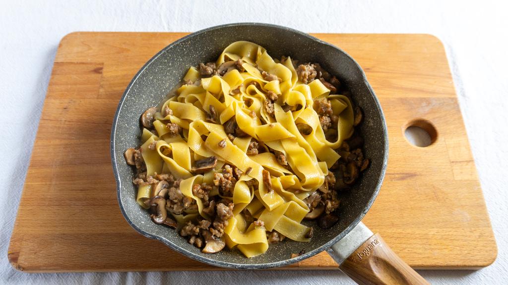 Pasta med svamp och korv